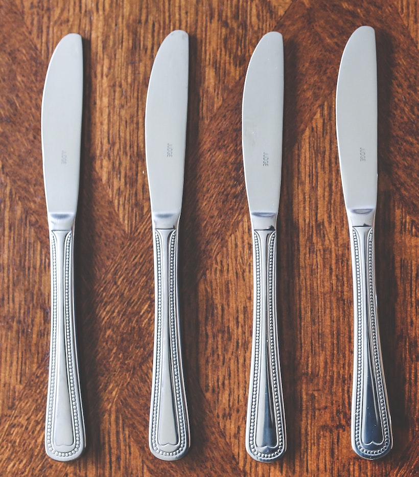 4 Dinner Knives Aligned