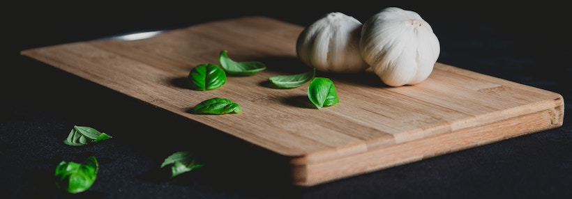 Edge grain cutting board with garlic